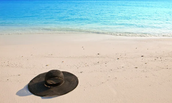 Hat from the sun lie on sand. — Stock Photo, Image