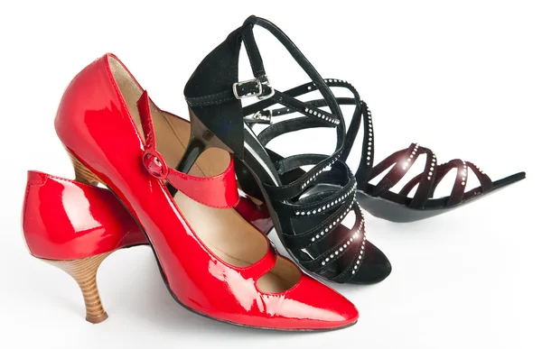 Sapatos novos na moda femininos em um salto alto de cor vermelha e preta — Fotografia de Stock