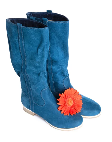 Blauer Stiefel und rote Blume — Stockfoto