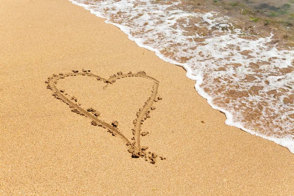 Сердце - картинка на песке — стоковое фото