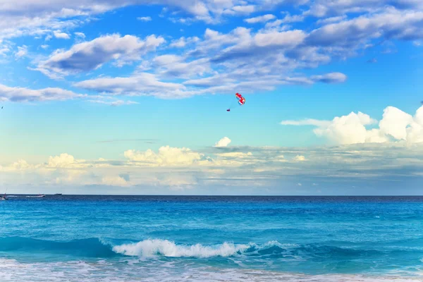 Fallschirm über dem Meer. Mexiko. — Stockfoto