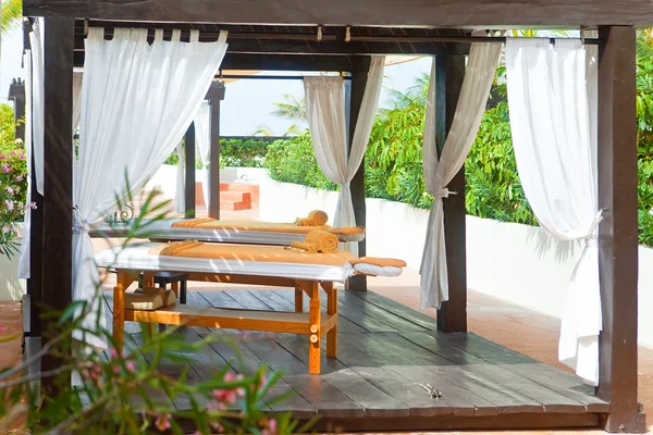 Pabellón para procedimientos de spa en jardín tropical —  Fotos de Stock