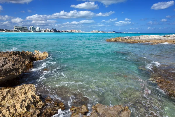 Ακτή Cancun.Rocky, στη θάλασσα και την πόλη σε απόσταση — Φωτογραφία Αρχείου