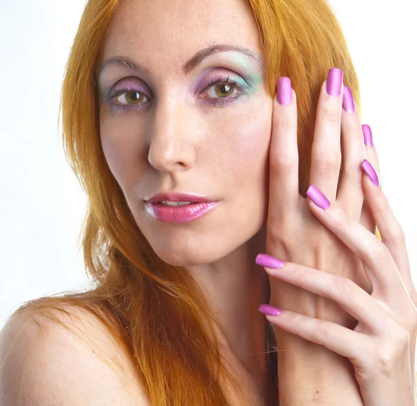 Porträtt av ung kvinna med en make-up i rosa toner och med lång spik — Stockfoto