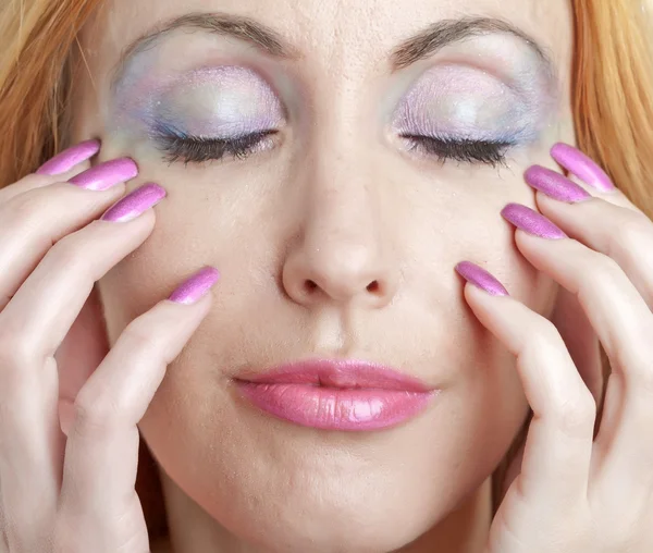 Frau mit Make-up und langen Nägeln — Stockfoto