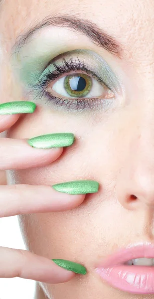 Mujer con maquillaje y uñas largas — Foto de Stock