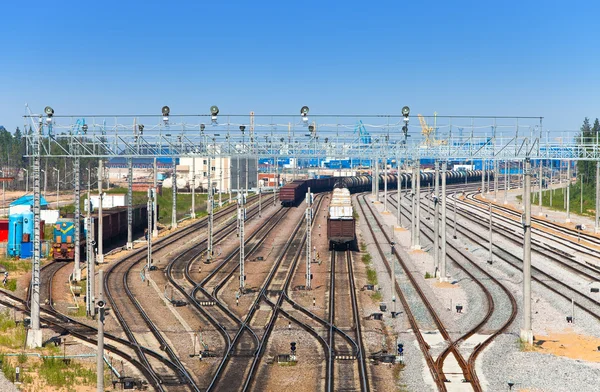 Järnvägen sortering station - skenor och tåg — Stockfoto