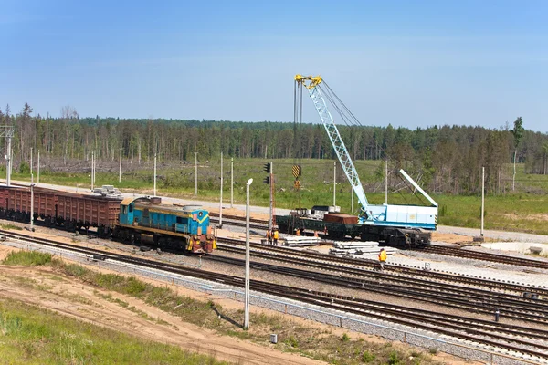 Järnvägen sortering station - skenor och tåg — Stockfoto