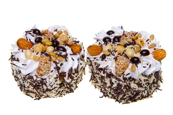 Kakku pähkinät ja kermavaahtoa valkoisella pohjalla — kuvapankkivalokuva
