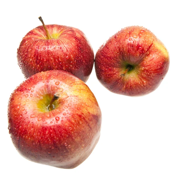 Soczyste jabłka w kropli wody na białym tle — Zdjęcie stockowe