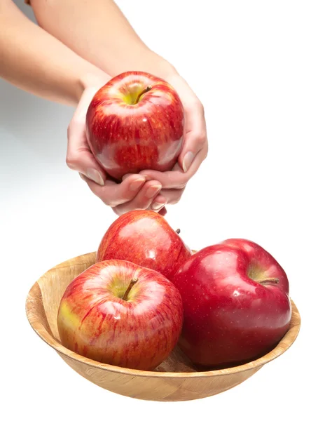 As mãos dão uma maçã — Fotografia de Stock