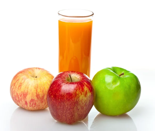 Яблоки и сок в стекле — стоковое фото