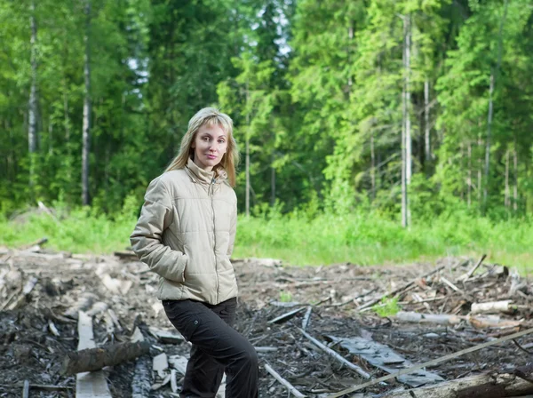 Den unga kvinnan på en skogskanten — Stockfoto