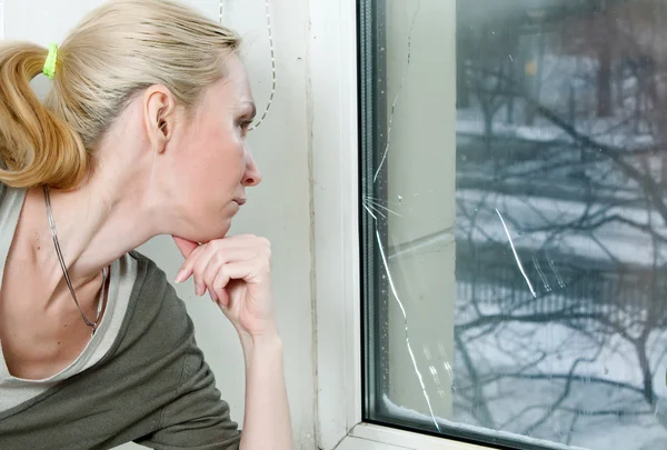 El ama de casa está molesta, porque la ventana de doble acristalamiento de mala calidad tiene — Foto de Stock