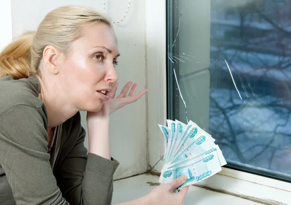 La femme au foyer pleure et compte l'argent pour la réparation d'une fenêtre à double vitrage w — Photo