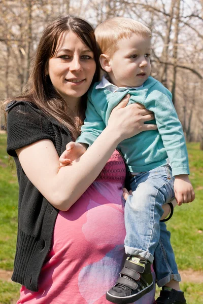 Mor och barn utomhus — Stockfoto
