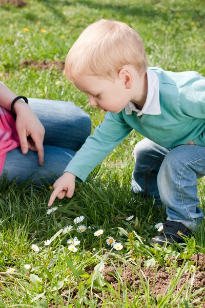 Criança pequena ao ar livre — Fotografia de Stock