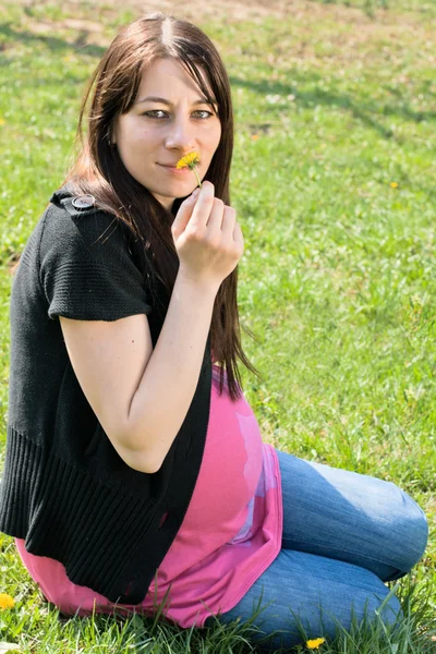 Kobieta w ciąży relaks w parku — Zdjęcie stockowe