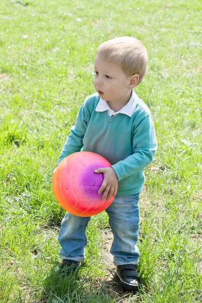 Portret van kleine jongen buiten — Stockfoto
