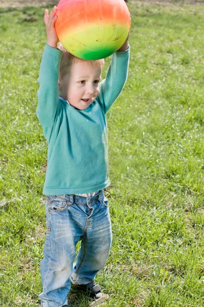 Portret małego chłopca na zewnątrz — Zdjęcie stockowe