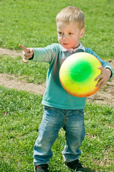 Портрет маленького мальчика на открытом воздухе — стоковое фото
