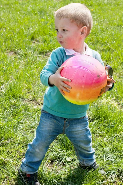 Retrato de menino pequeno ao ar livre — Fotografia de Stock