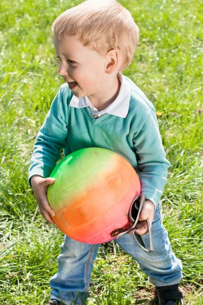 Porträtt av liten pojke utomhus — Stockfoto