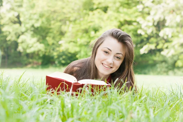 Estudiante feliz al aire libre relajado —  Fotos de Stock