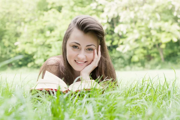 Happy student outdoors relaxed — Stock Photo, Image