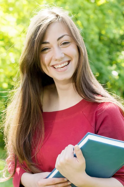 Estudante de felicidade ao ar livre — Fotografia de Stock