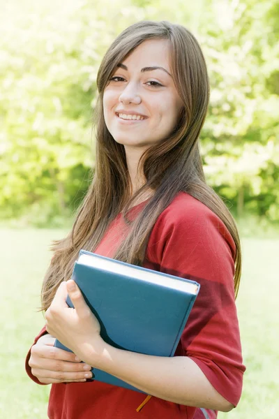 Kvinnlig student utomhus — Stockfoto