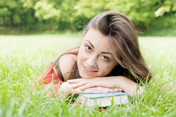 Estudante feliz ao ar livre relaxado — Fotografia de Stock