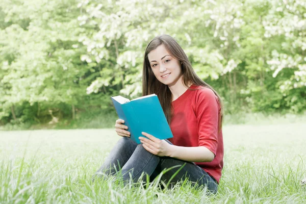 Glücklicher Student im Freien entspannt — Stockfoto