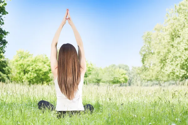 Yoga vrouw aard — Stockfoto