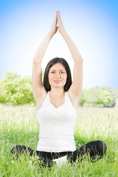 Yoga vrouw buitenshuis — Stockfoto