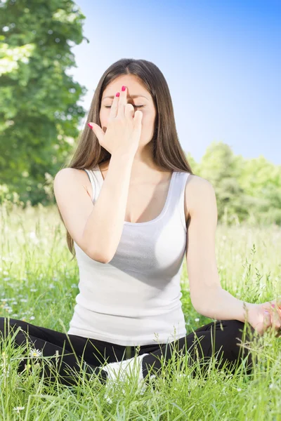 Yoga vrouw buitenshuis — Stockfoto