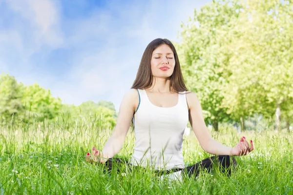 Yoga kadın açık havada — Stok fotoğraf
