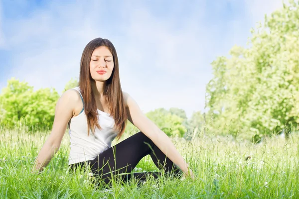 Yoga woman outdoors — Stock Photo, Image