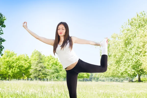 Mujer yoga al aire libre — Foto de Stock