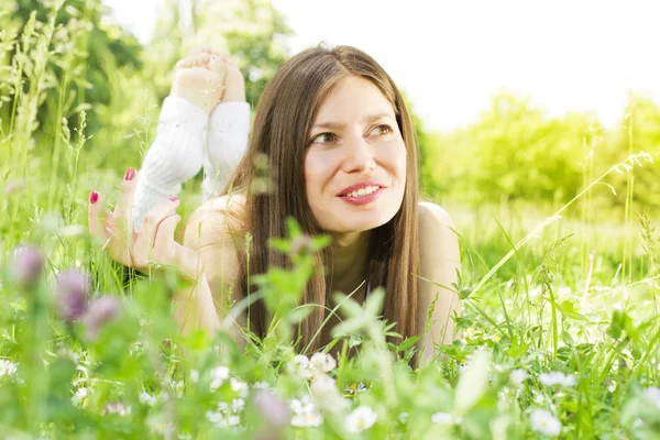 Menina beleza relaxante ao ar livre — Fotografia de Stock