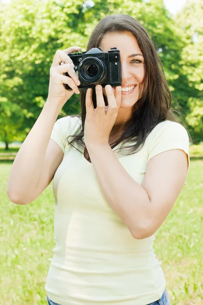 Женщина фотографирует — стоковое фото
