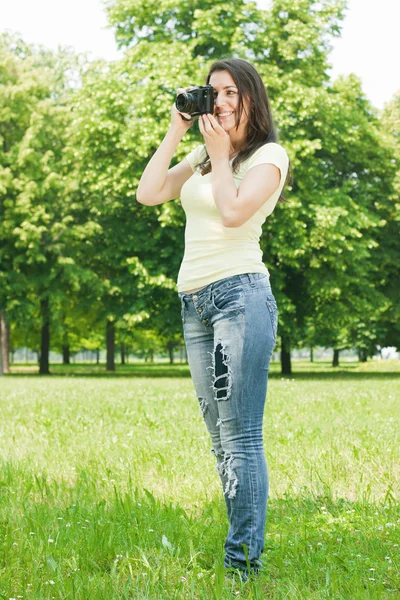Femme prenant une photo — Photo