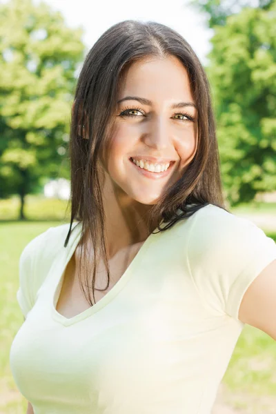 Felicidade jovem mulher no parque — Fotografia de Stock