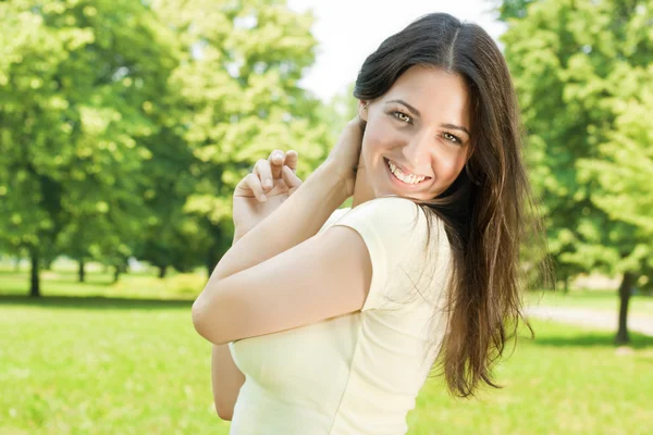 Счастье молодой женщины в парке — стоковое фото