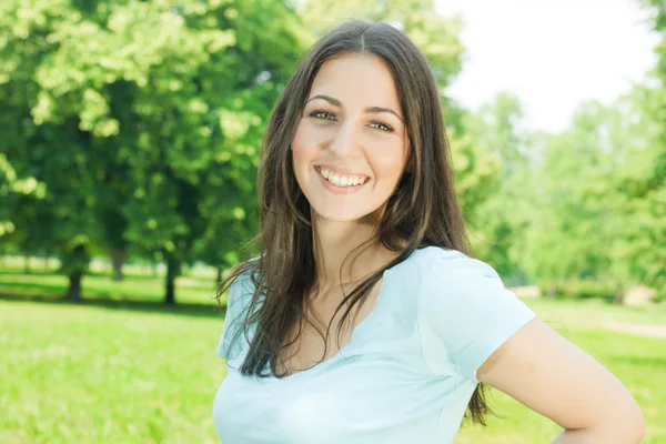 Счастье молодой женщины в парке — стоковое фото