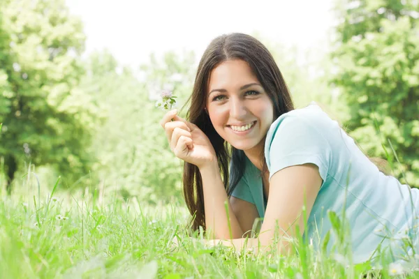 Beautiful girl enjoy the nature — Stock Photo, Image