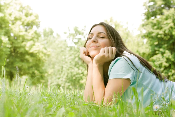 Menina bonita sonhando ao ar livre — Fotografia de Stock
