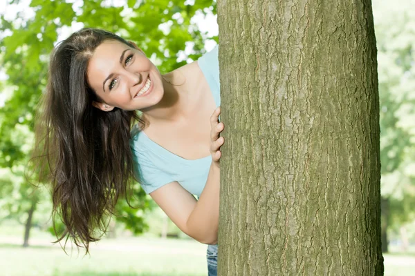 Νεαρή γυναίκα την ευτυχία στο πάρκο — Φωτογραφία Αρχείου