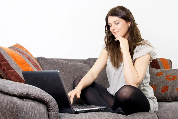 Nő használó laptop — Stock Fotó