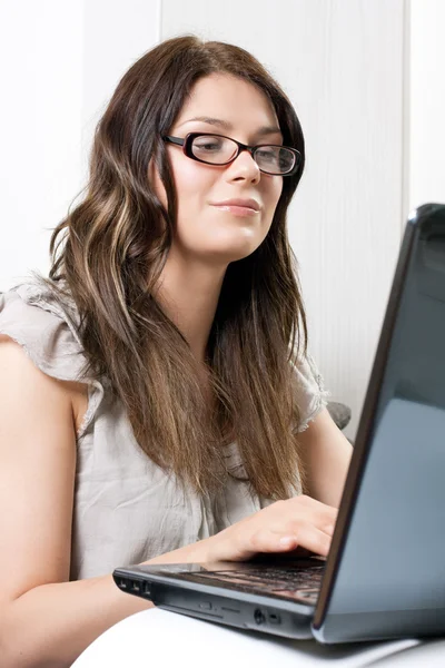 Жінка, використовуючи ноутбук — стокове фото